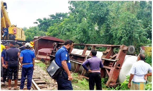 তেলবাহী ট্রেনের ওয়াগন লাইনচ্যুত হওয়ায় খুলনার সঙ্গে সারাদেশের রেল যোগাযোগ বন্ধ